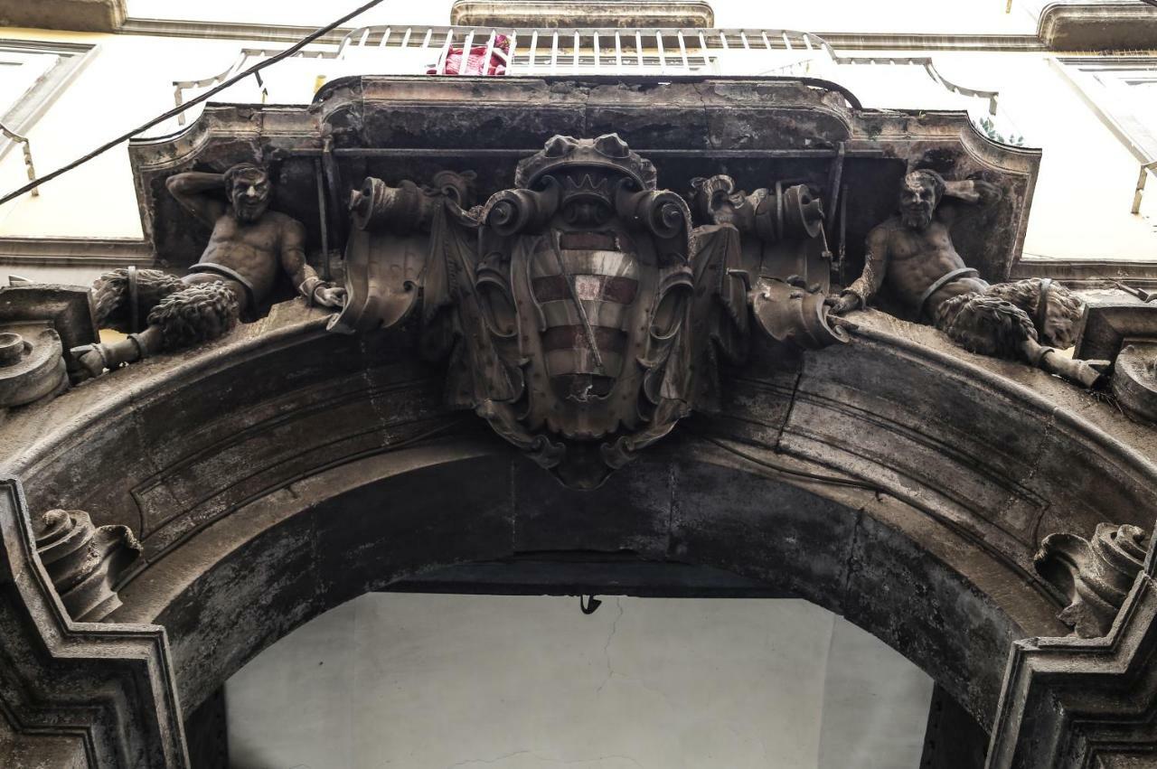 شقة Palazzo Carafa Della Spina نابولي المظهر الخارجي الصورة
